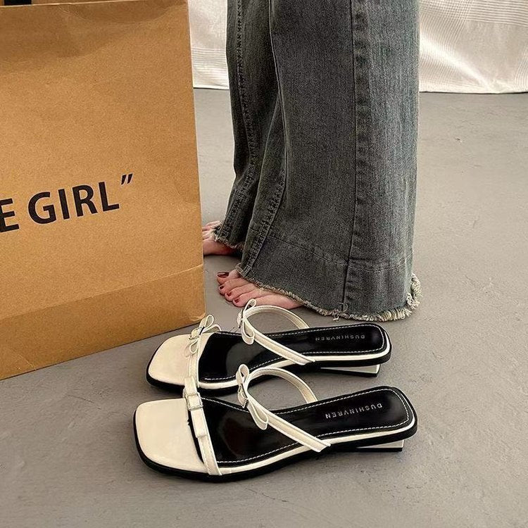 Dame Elegante Sandaler med moderigtigt Stropdesign og glitrende Akcent Stilla