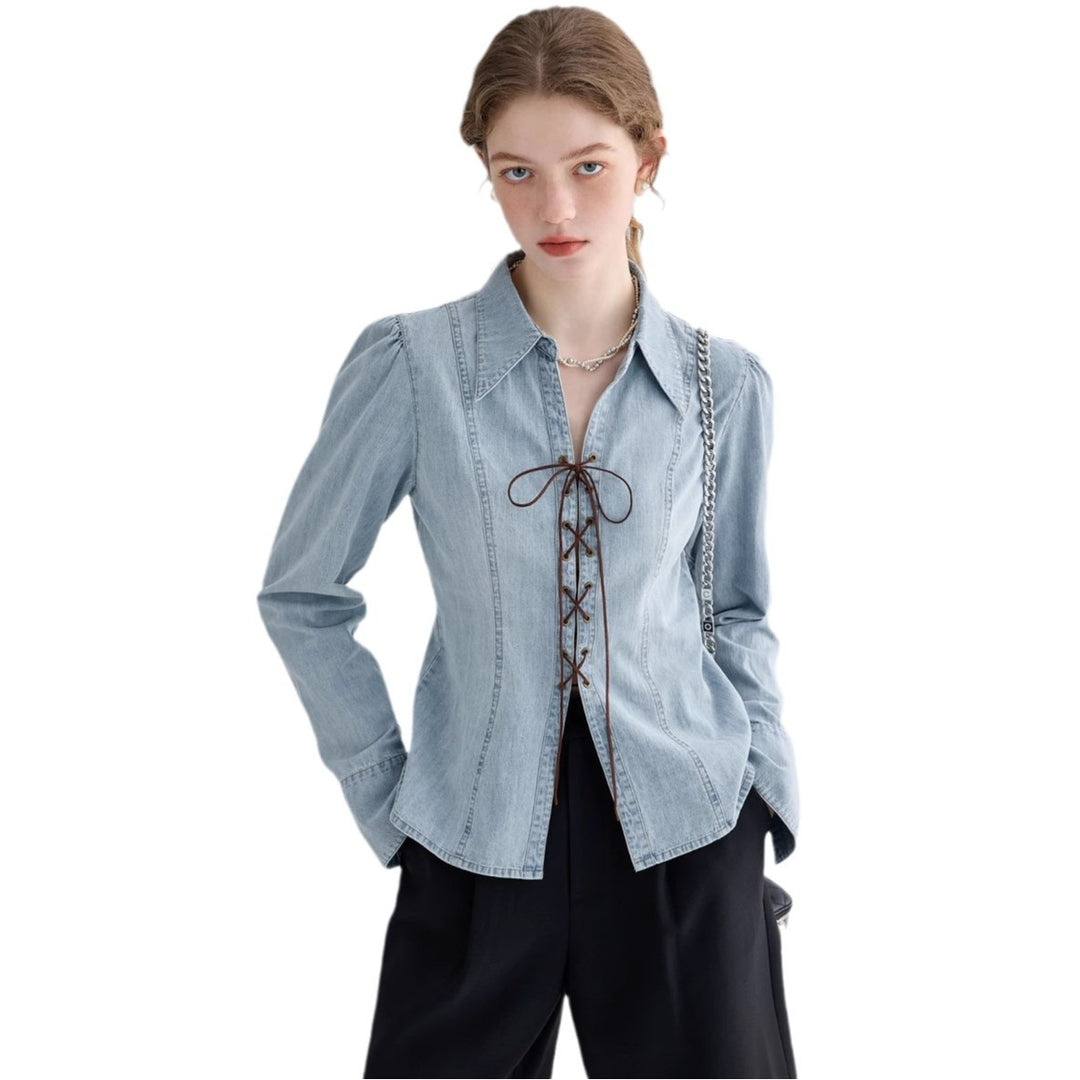 Dame denim bluse med legende bindedetaljer og elegant snit