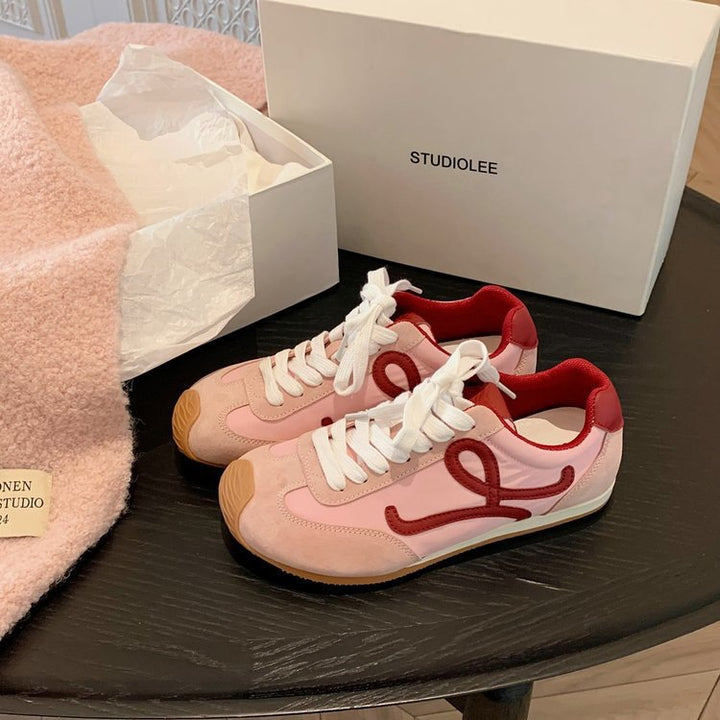 Dame sneakers med moderigtige accenter og stabil sål Stilla
