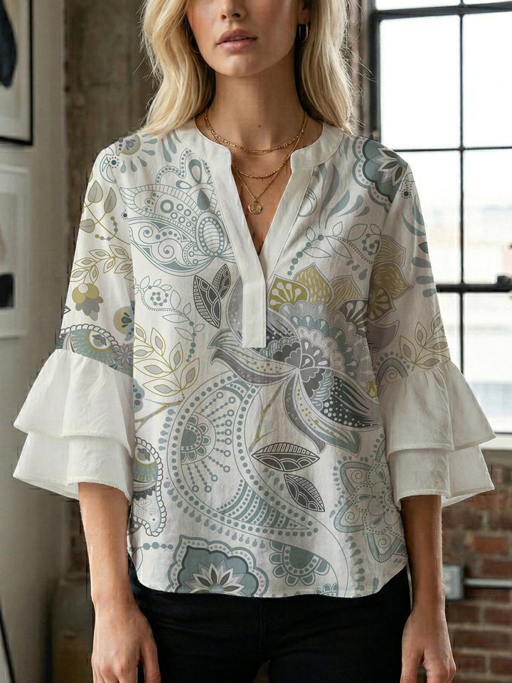 Dame bluse med voluminøse blondererm og kreativt floraldesign Skovae