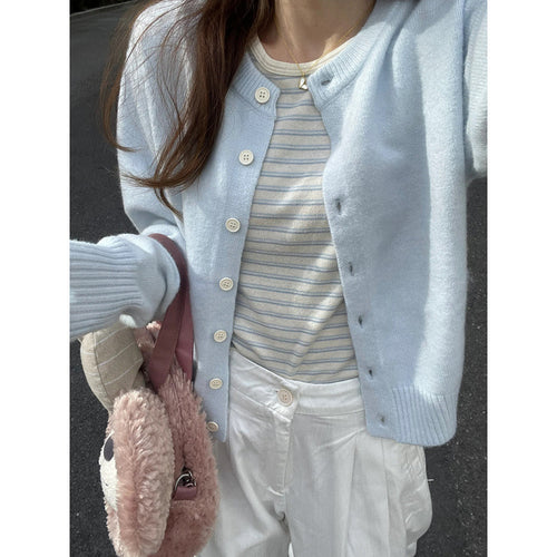 Kvinders hyggelige cardigan med elegant rund halsudskæring og fine knapdetaljer Stilla