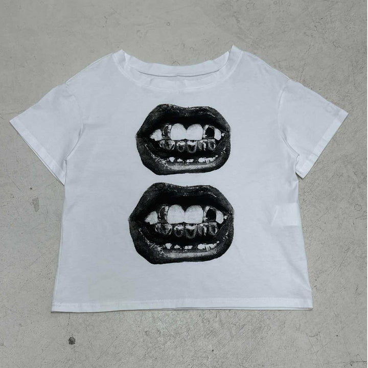 Dame T-shirt med glitrende korsdesign og afslappet pasform Skovae