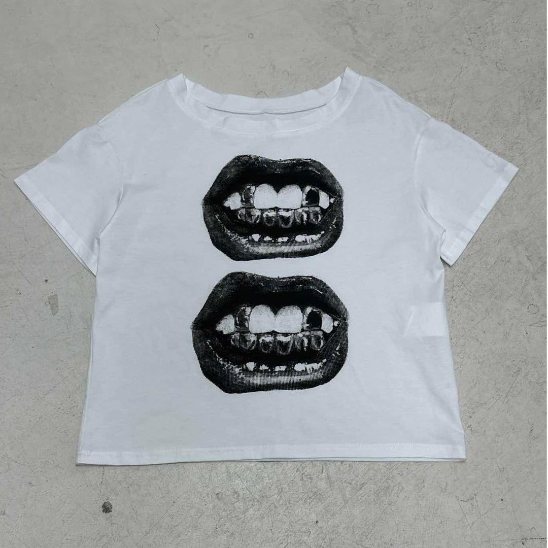 Dame afslappet T-shirt med glitrende korsdesign og generøs udskæring Skovae