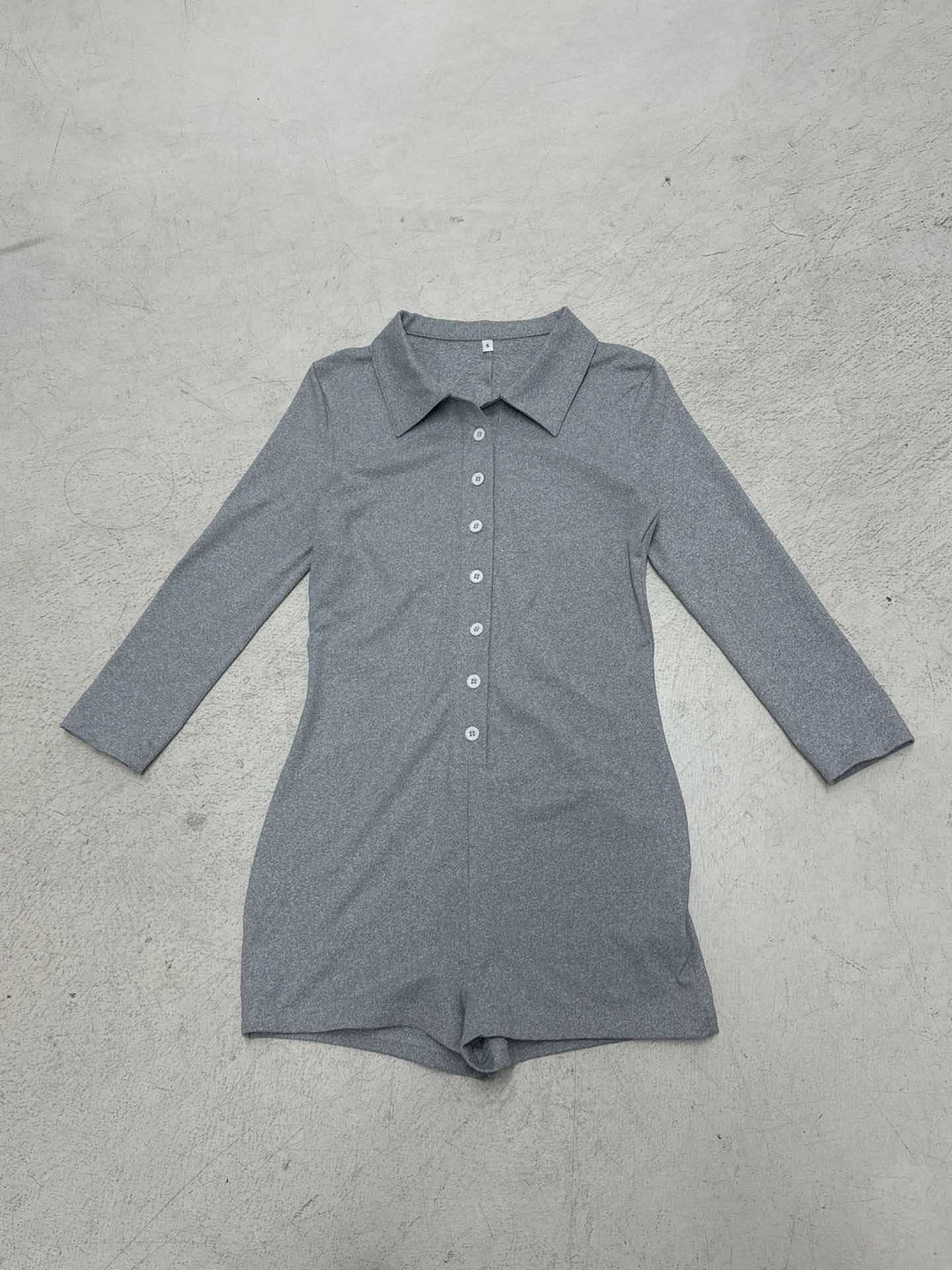 Dame jumpsuit med elegant krave og fashionable knapdetaljer Skovae