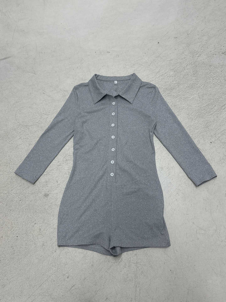 Dame jumpsuit med elegant krave og fashionable knapdetaljer Skovae