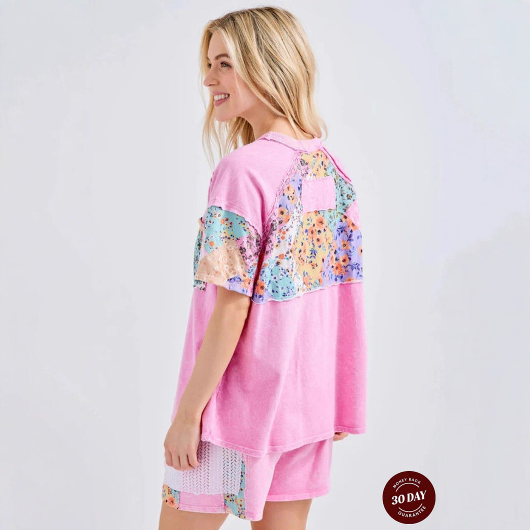 Dame nan afslappet loungewear-sæt med oversized t-shirt, sweatshorts, patchwork-taske og hæklebesætning Skovae
