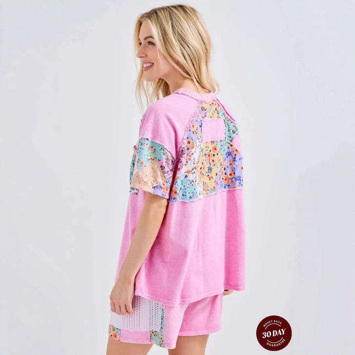 Dame nan afslappet loungewear-sæt med oversized t-shirt, sweatshorts, patchwork-taske og hæklebesætning Skovae