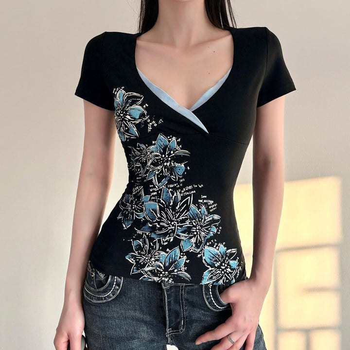 Dame figursyet T-shirt med blomstertryk og V-hals Skovae