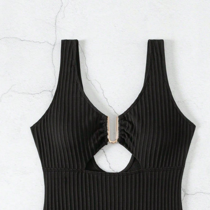 Dame overall badedragt med moderne cut-outs og elegant ringdetalje Skovae