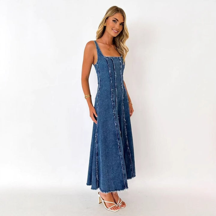 Dame Maxikjole i denim med moderne cut-out-detaljer og spidse stropper Stilla