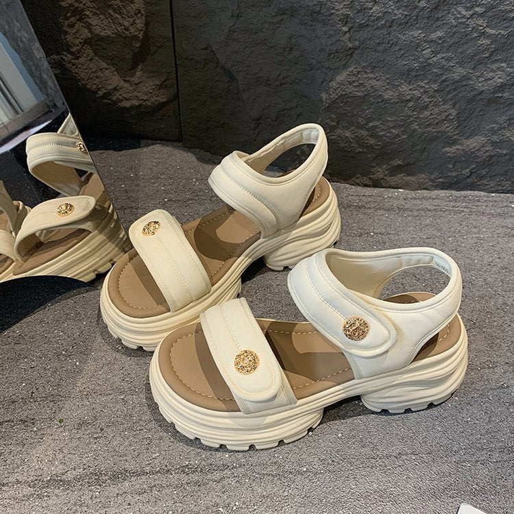 Dame mode-sandaler med behagelig velcro-lukning og trendy profil Stilla