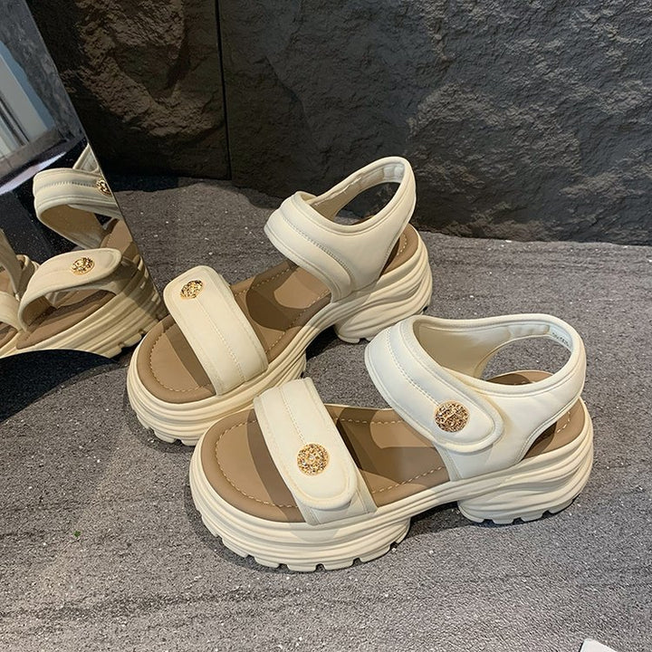 Dame mode-sandaler med behagelig velcro-lukning og trendy profil Stilla