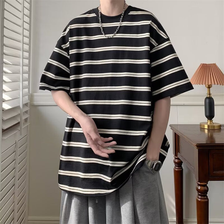 Unisex store størrelser T-shirt med stribet design og løs pasform Stilla