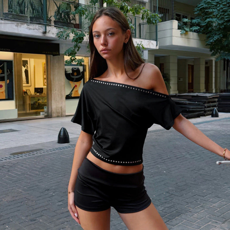 Dame asymmetrisk crop-top med blødt flydende stof og dekorativ nittebesætning Skovae