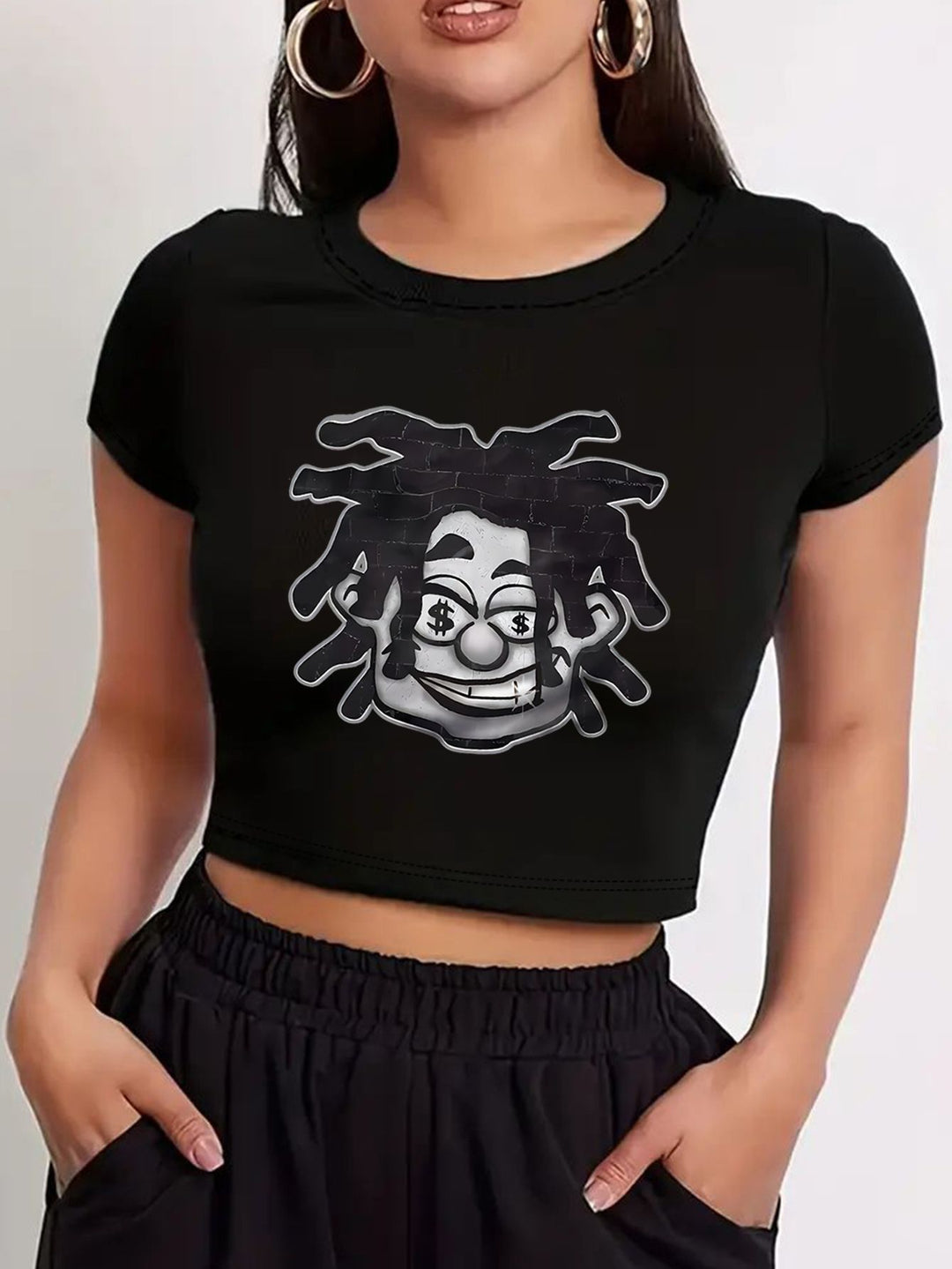 Dame Crop-Top med kreativ grafisk design og moderne skrift Skovae