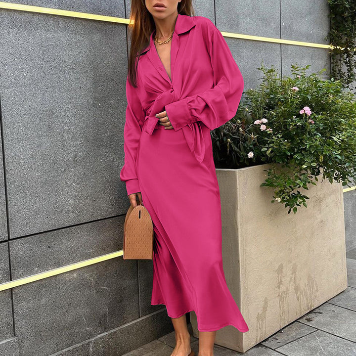Kvinder Satin-wrap kjole med elegant knapdetail og svajende kant Stilla