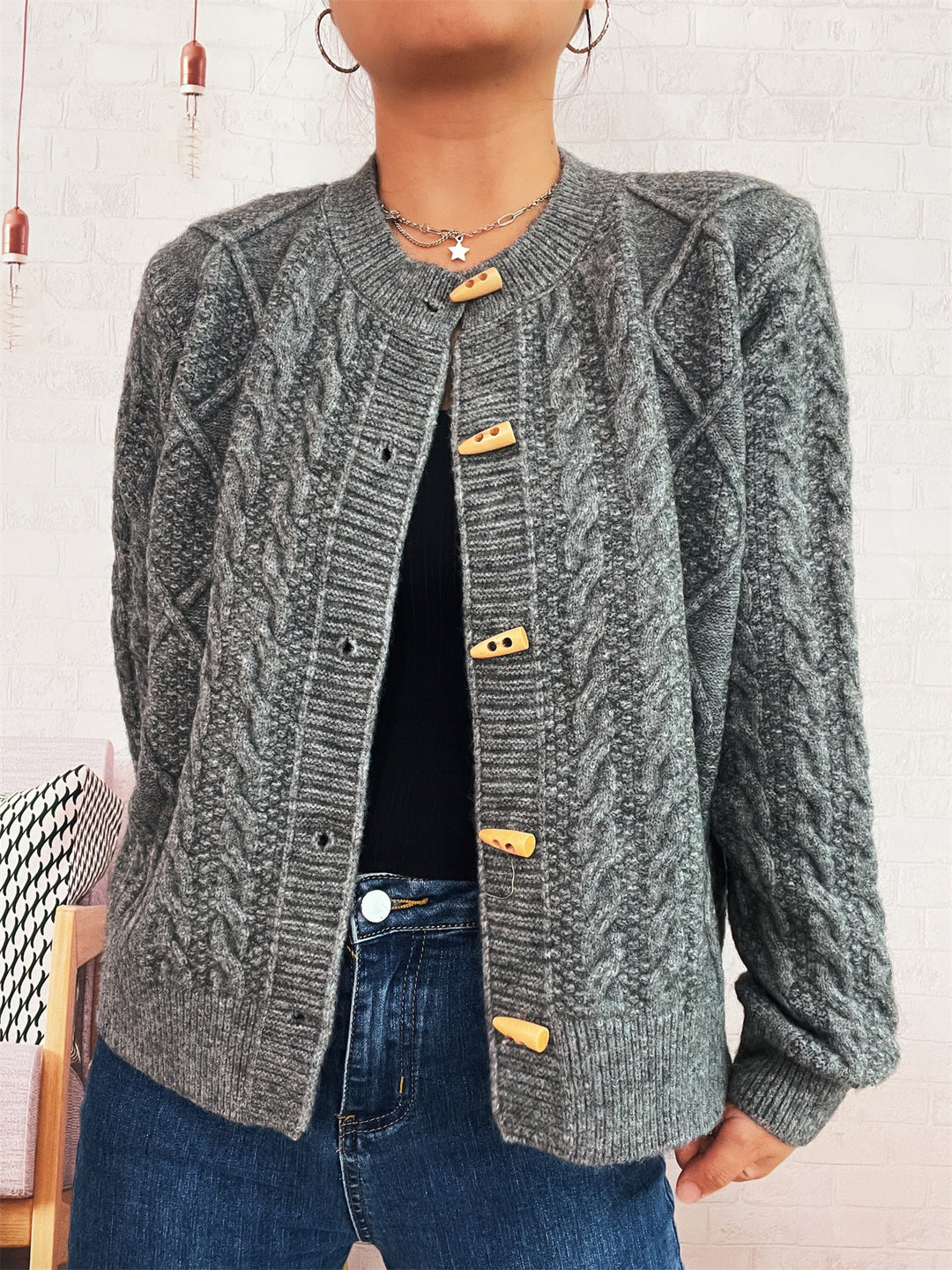 Kvindernes bløde strikkede cardigan med nautisk kabeldesign og træknapdetaljer Stilla