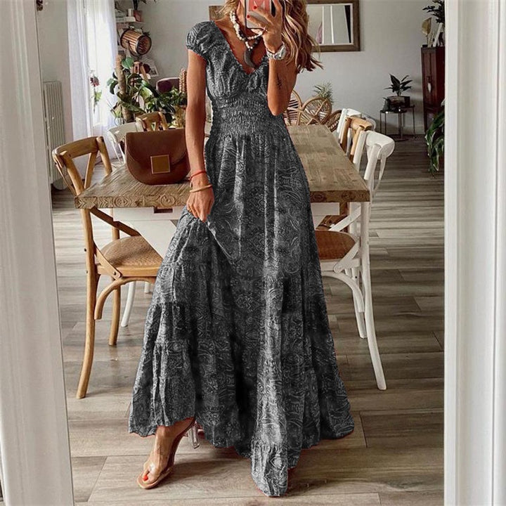 Dame maxikjole med dyb udskæring og elegante flæse detaljer Stilla