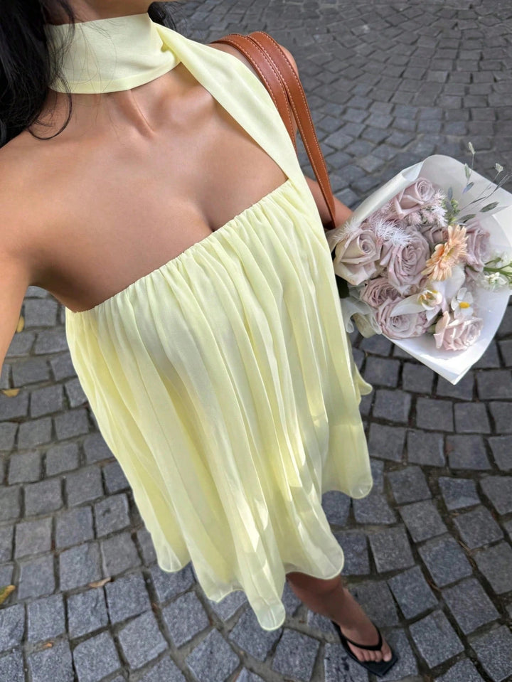 Dame kort sommerkjole med elegant bånd og flydende design Skovae