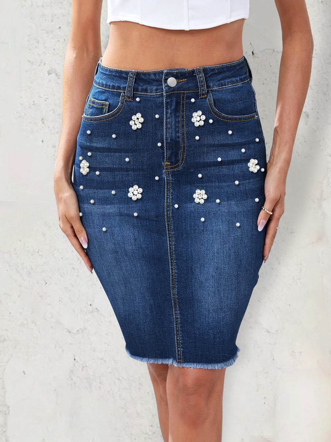Dame Denim Blyantskørt med stilfulde perleaccent og frynset kant Stilla