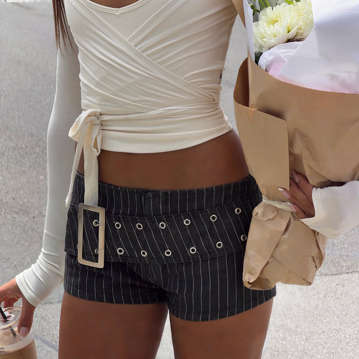 Dame shorts i urban stribede look med bred taljebælte og øjer Skovae