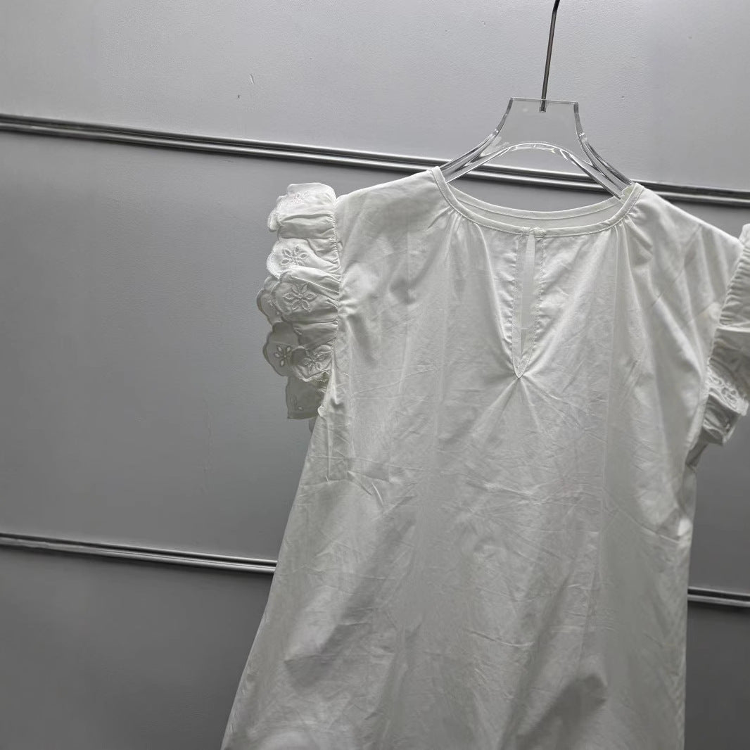 Dame blouse med voluminøse flæsedetaljer og elegant krave Stilla