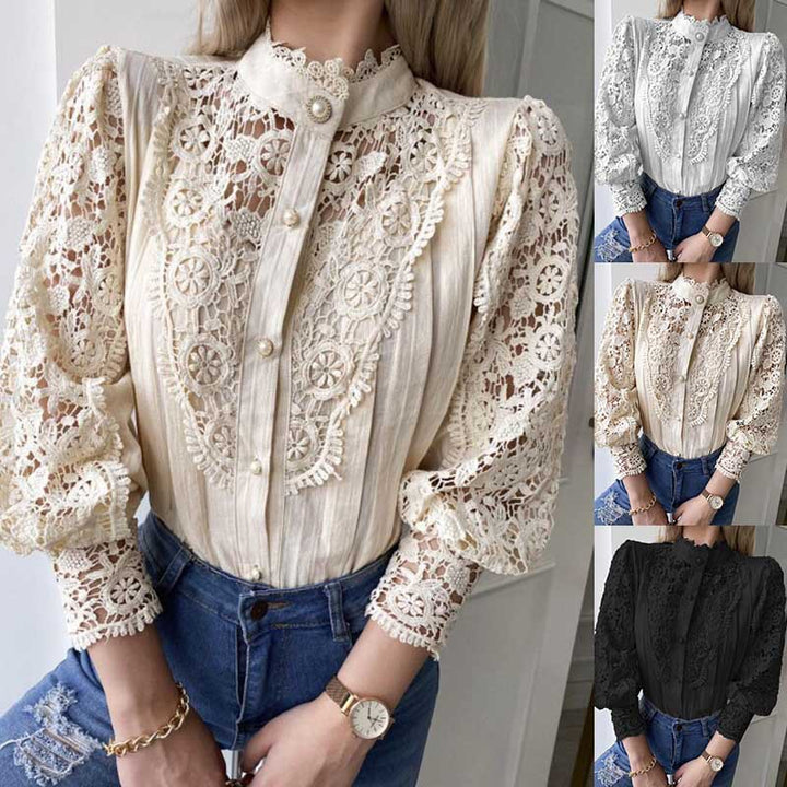 Dame blonde bluse med dekorative flæsedetaljer og elegante knapper Stilla