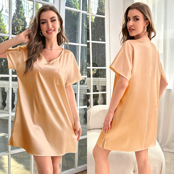 Dame elegant natkjole lavet af let satinlignende materiale med V-hals og brystlomme Stilla