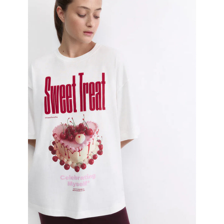 Dame T-shirt med kreativt grafisk dessertmotiv og oversized pasform Stilla