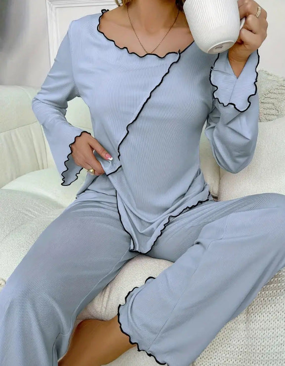 Dame komfortabel Lounge-sæt med feminine volangdetaljer Stilla