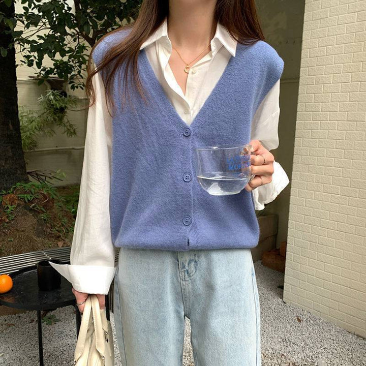 Dame strikket vest med elegant V-hals og knaplukning Stilla