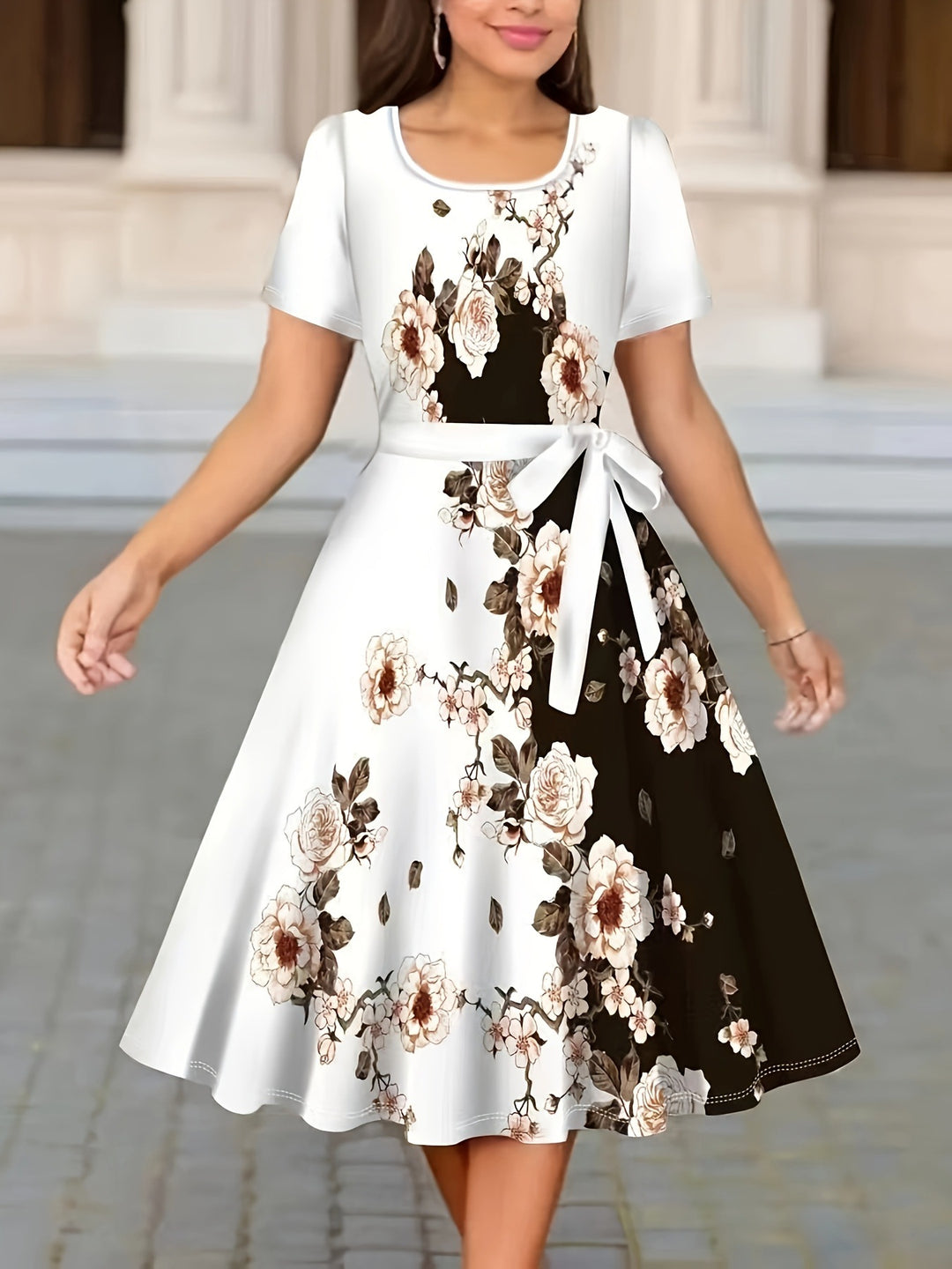 Dame Elegant silke kjole med blomsterdesign og figursyet bælte Stilla