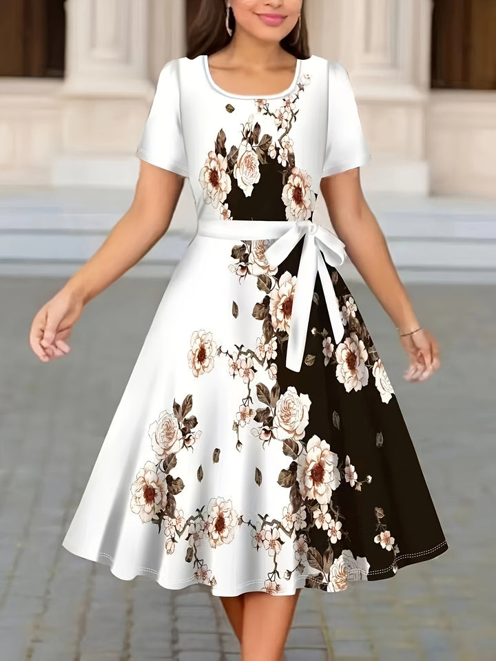 Dame Elegant silke kjole med blomsterdesign og figursyet bælte Stilla