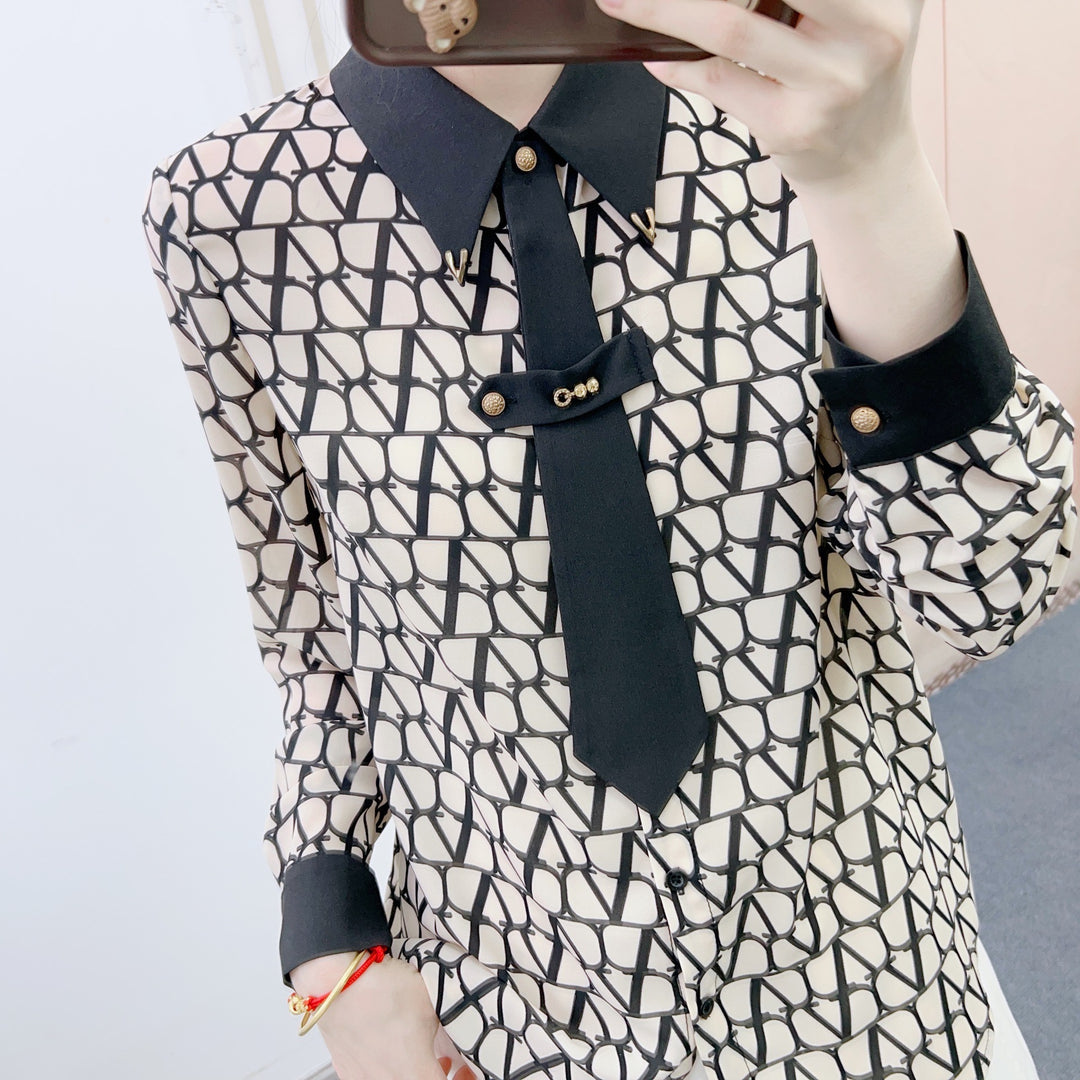Dame elegant bluse med dekorative knapper og fashionable krave Stilla