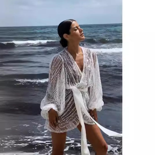Kvindernes glitrende strandkåbe med elegant bælte og brede flagrende ærmer Skovae