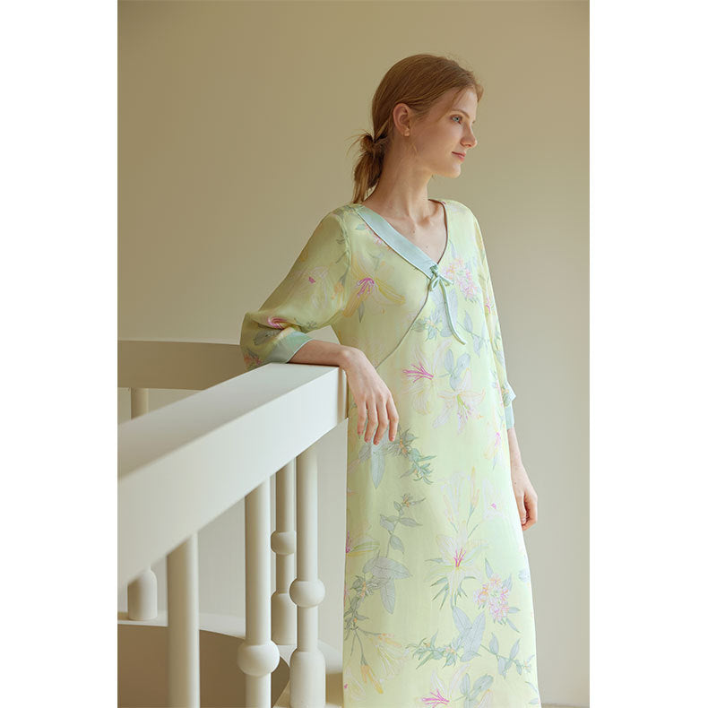 Dame Pyjama-sæt med blomsterdesign og elegant snit Stilla