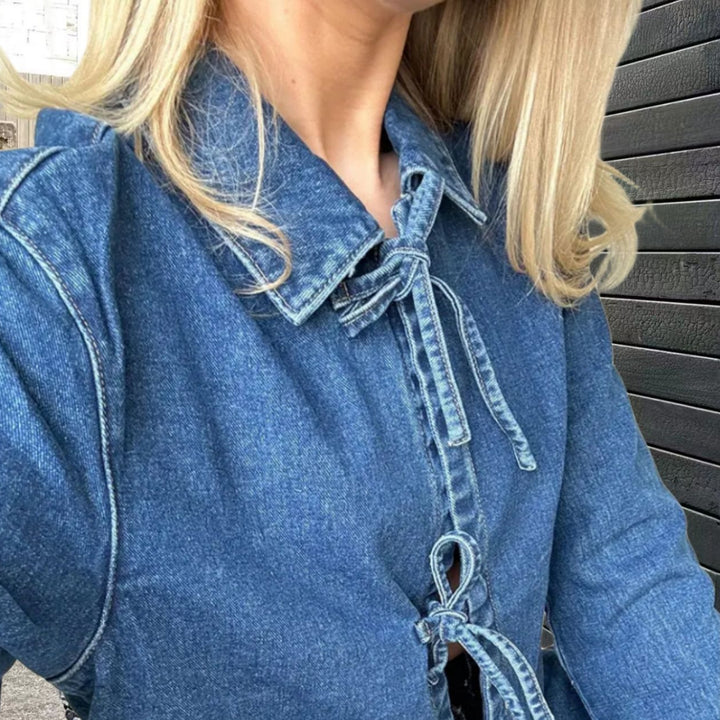 Dame denim jakke med dekorative sløjfer og praktiske lommer