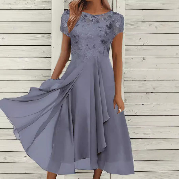 Dame med elegant chiffon midikjole med floral spidsapplikation og flydende klokkeslæt skørt Skovae