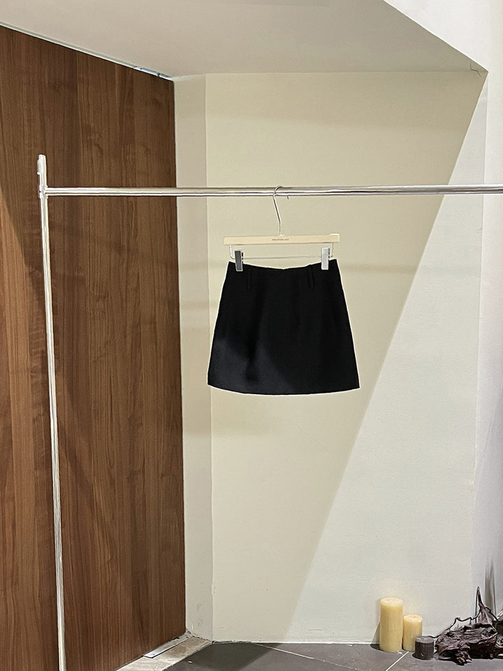 Dame elegant kort nederdel lavet af glat satin med høj talje og minimalistisk silhuet Stilla