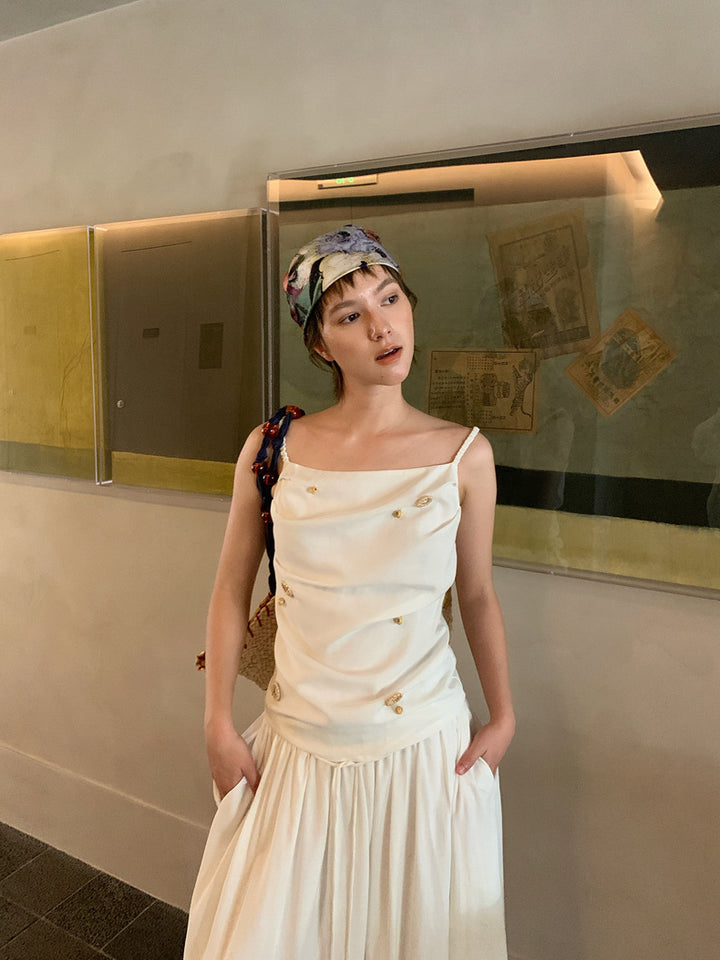 Dame top med raffinerede knapdetaljer og elegant drapering Stilla