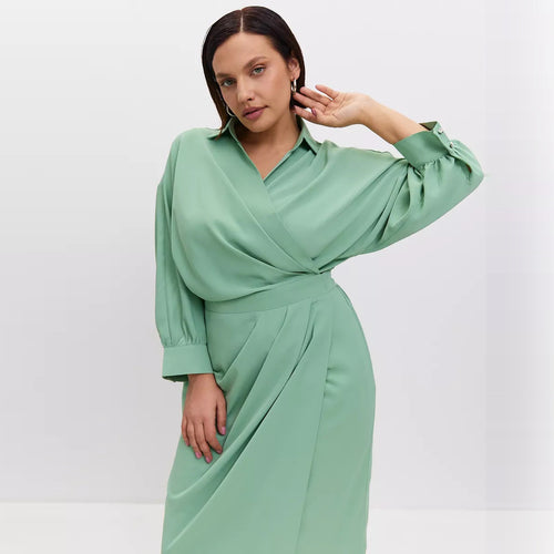 Dame wrap kjole med elegant drapering og taljeret snit Stilla