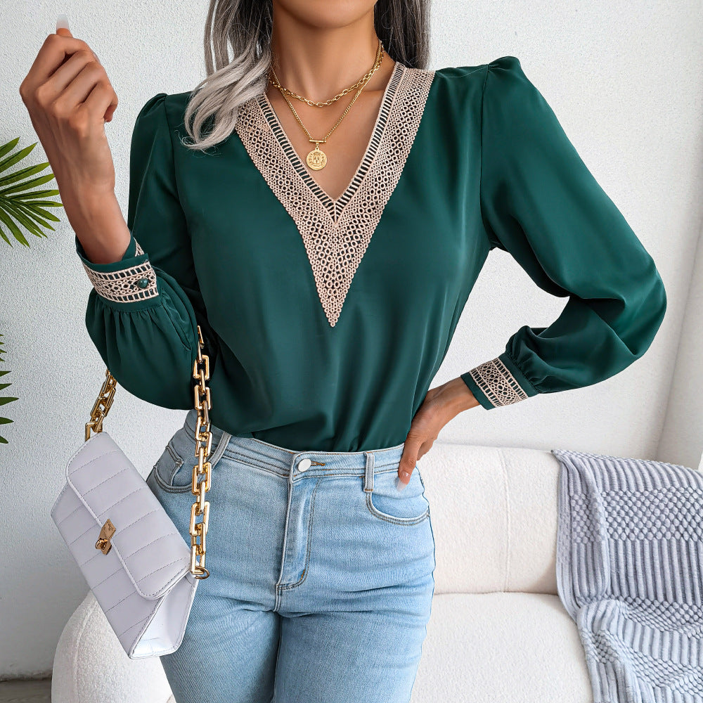 Damebluse med elegant V-hals og dekorative spidsindsatser Stilla