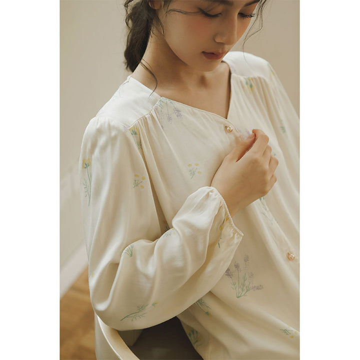 Damebluse med florale accenter og elegant knapliste Stilla