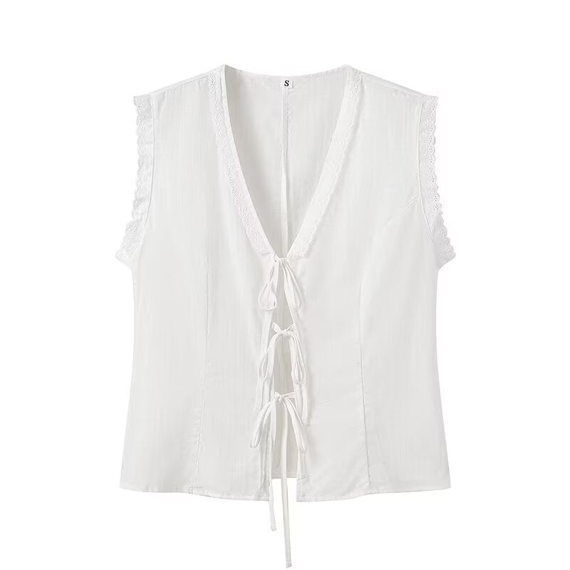 Damebluse med dekorative flæsedetaljer og elegant V-hals Stilla
