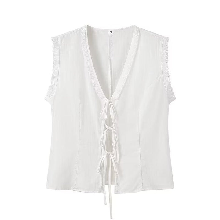 Damebluse med dekorative flæsedetaljer og elegant V-hals Stilla