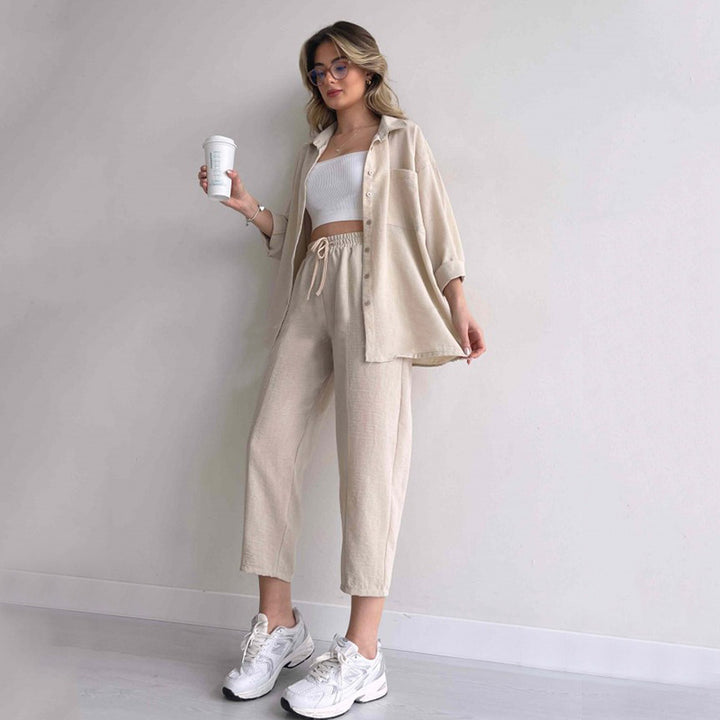 Dame fritids-to-dels sæt i let linned med cropped top og bred bukser Stilla