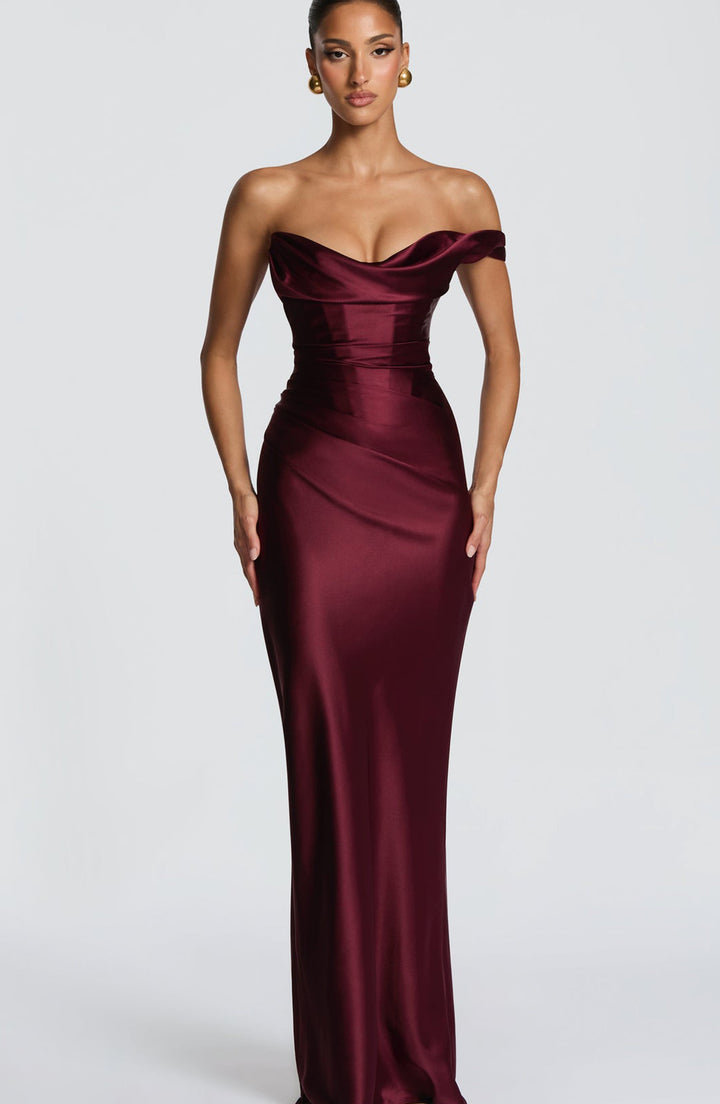 Dame Elegant Aftenkjole med Off-Shoulder Design og Flydende Satin