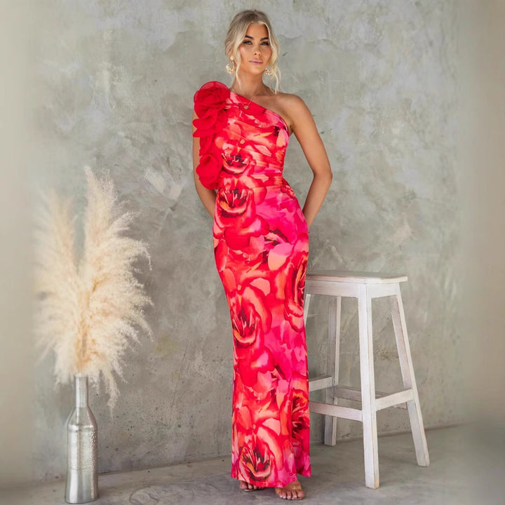 Kvindernes elegante aftenkjole med asymmetrisk faldedesign og slank pasform