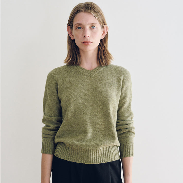 Kvindernes fine strikpullover med V-hals og brede manchetter Stilla