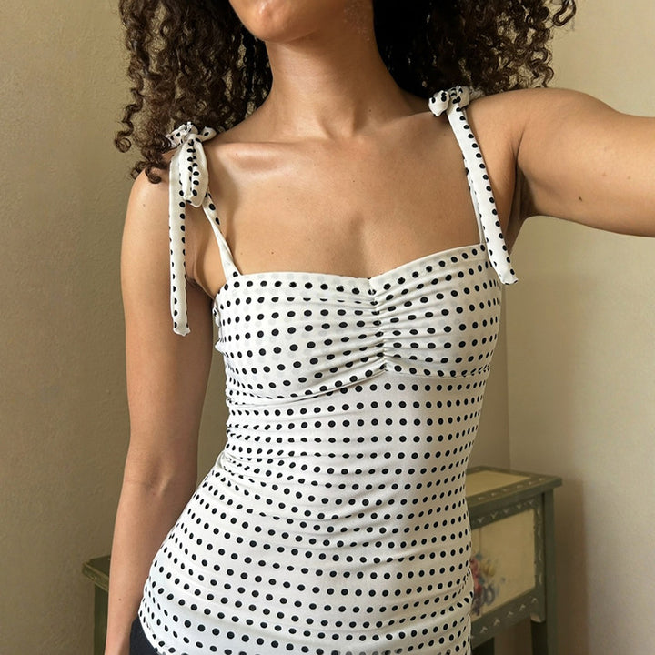 Damen Polka-Dot Top mit zartem Rüschen-Detail und verstellbaren Trägern Skovae